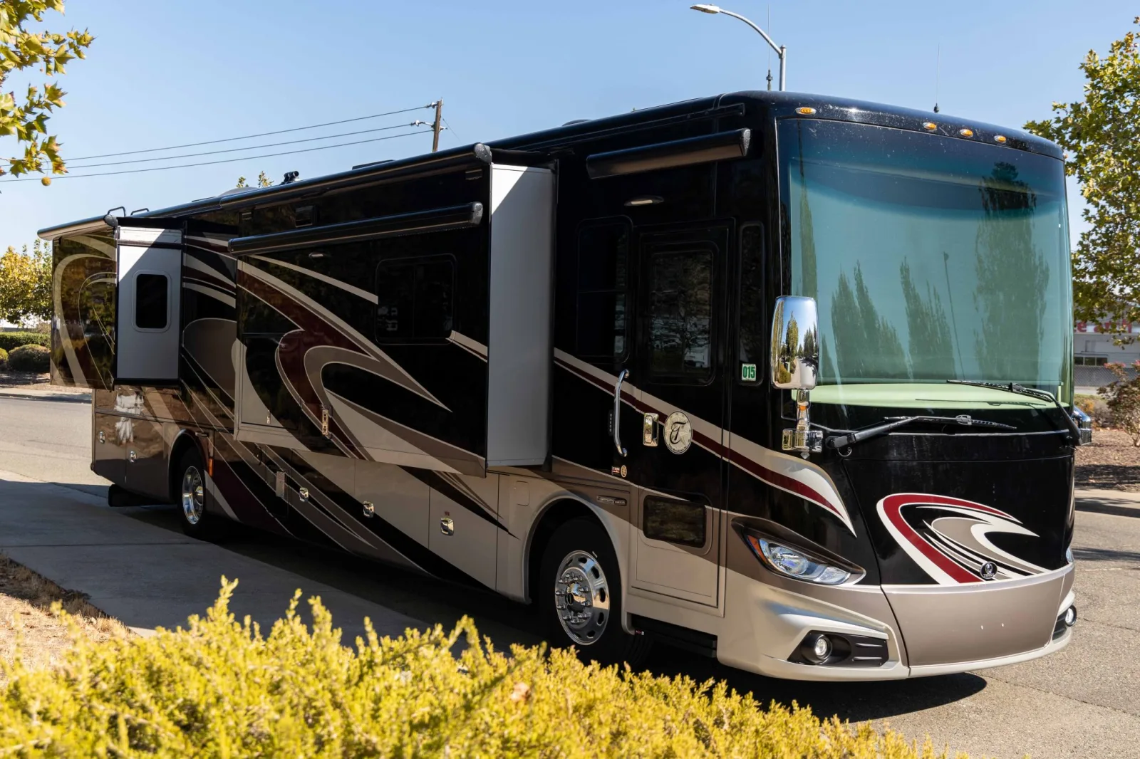 2016 Tiffin Phaeton 40 QKH Motorcoach