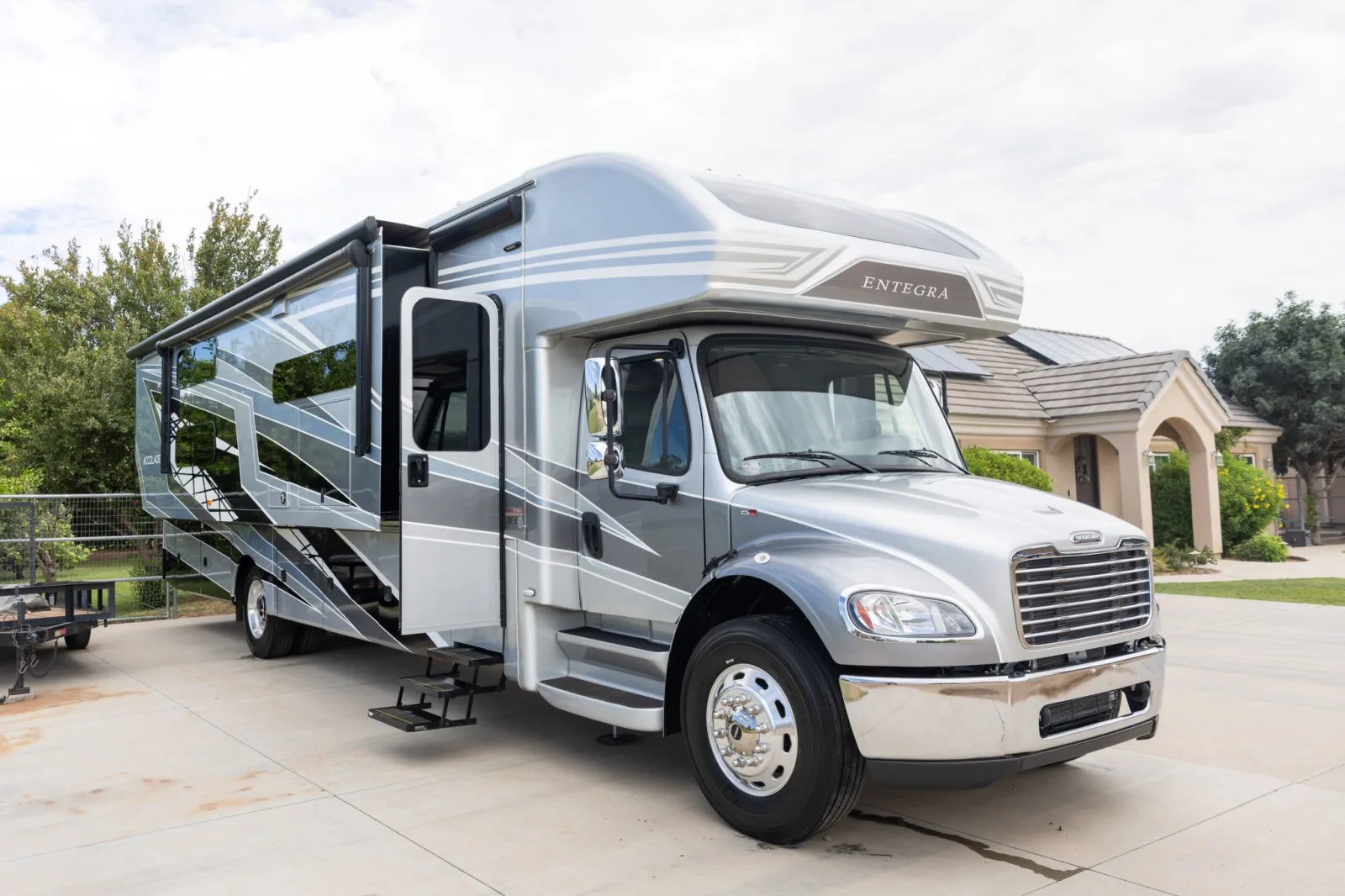 2023 Entegra Coach Accolade 37L